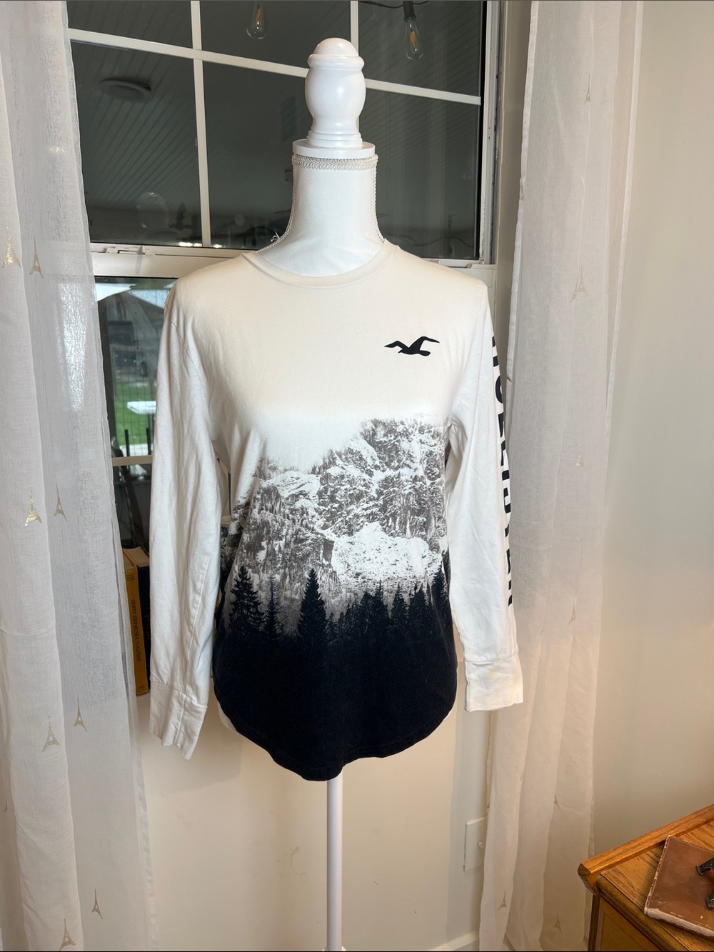Hollister Cream & Black Mountain Tree Graphic Long-Sleeve Tee size XS.